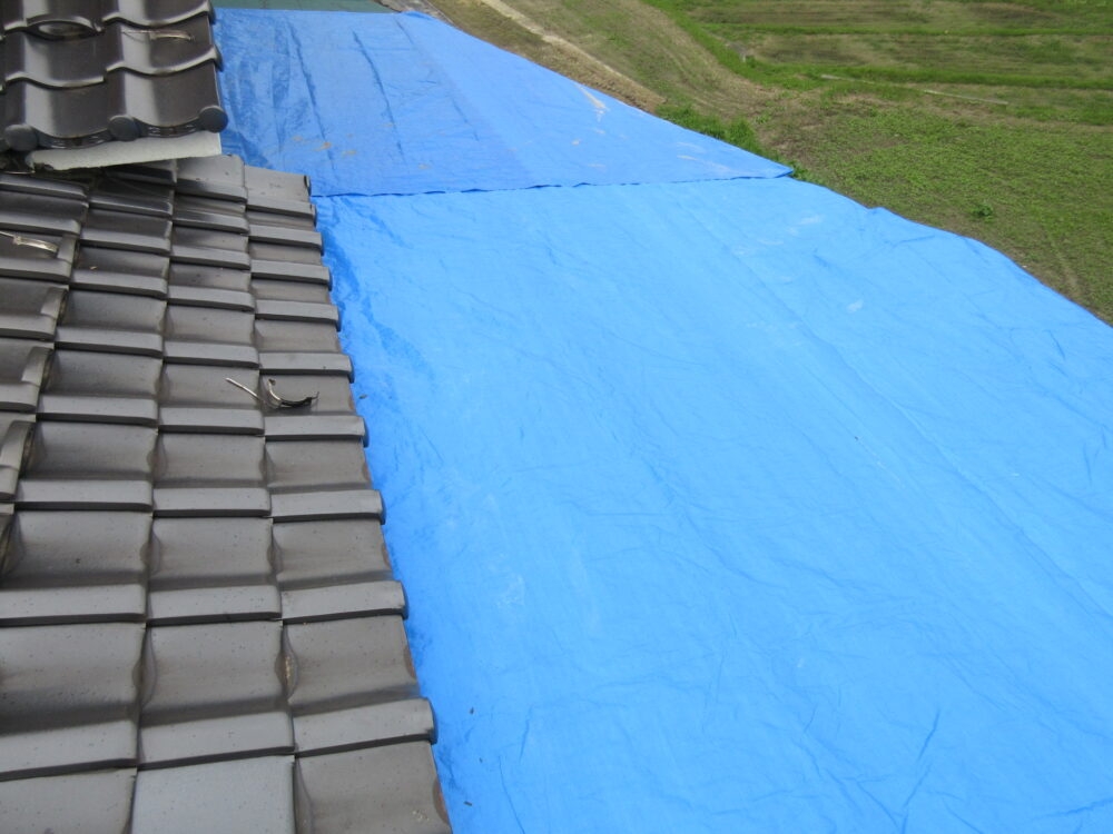 ブルーシートで雨養生している画像