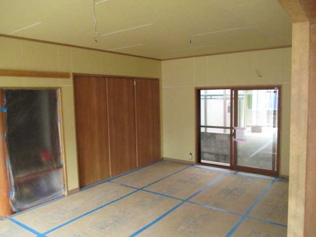 内部の大工工事をしている画像