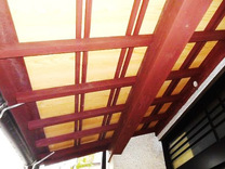 玄関ポーチ天井部分木部と柱の塗装