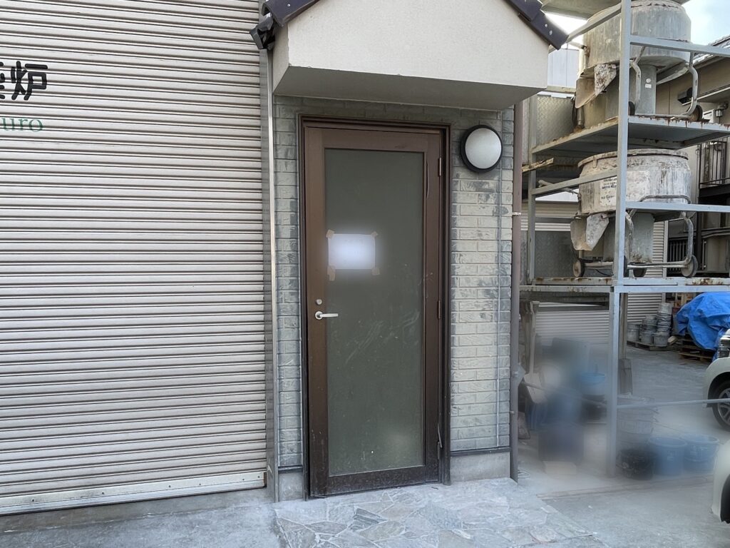 会社倉庫の出入り口ドアをリフォームしました!