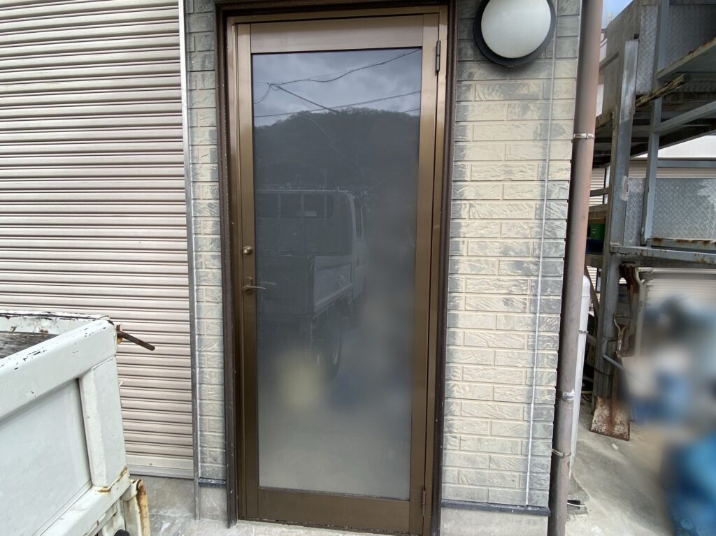 会社倉庫の出入り口ドアをリフォームしました！