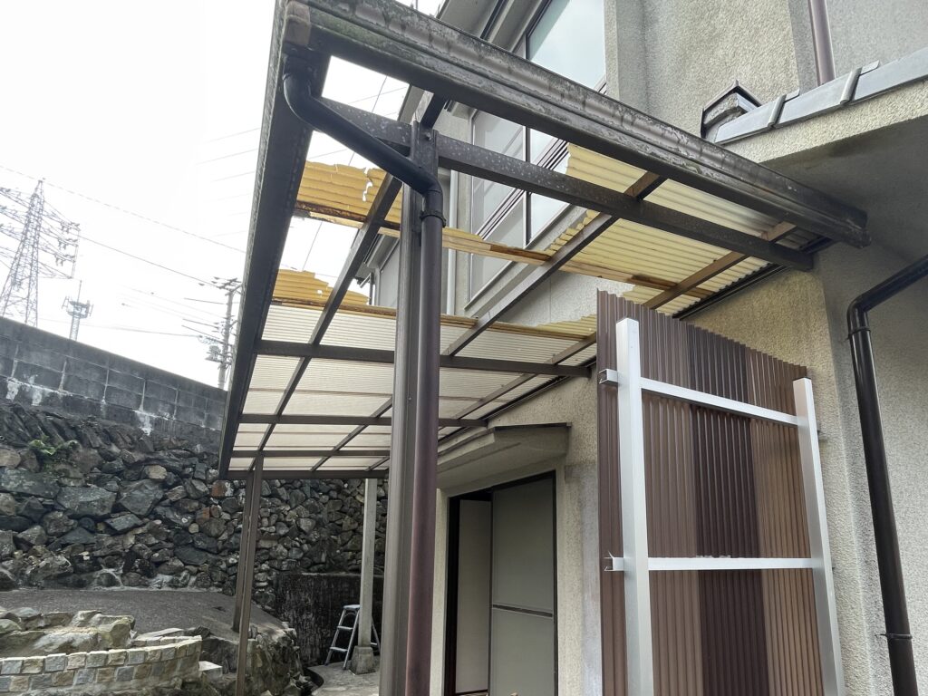 劣化した波板を貼り替えて 明るいテラスに!