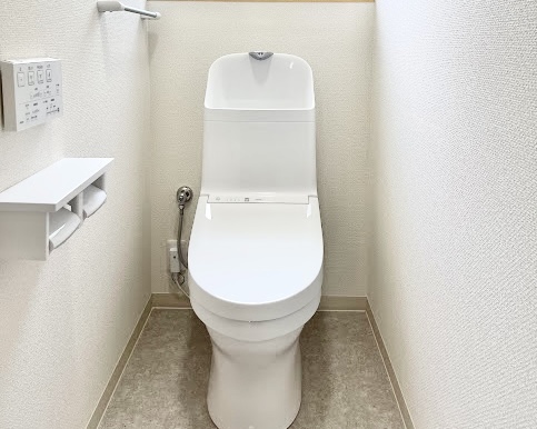 白を基調にすっきり一新！ トイレリフォーム