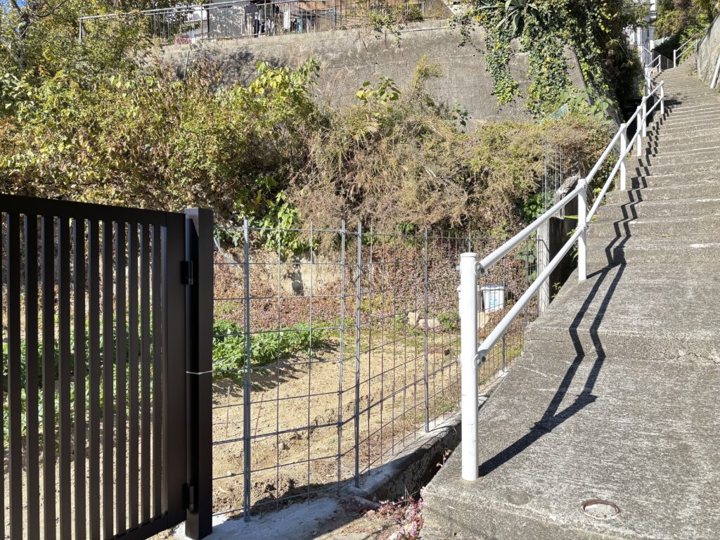 イノシシ侵入防止！ 強度バッチリの柵と門扉を設置しました