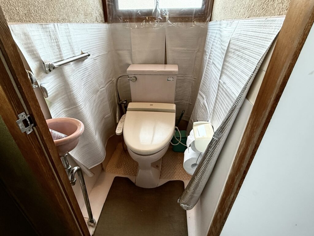 冷たいタイル張りのトイレを一新！TOTO  ネオレストRS1