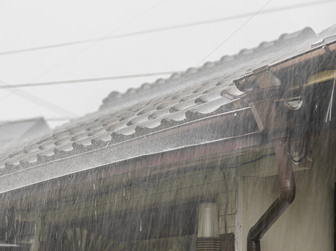 台風前の備えできていますか？雨漏りを防ぐための屋根・外壁点検のすすめ