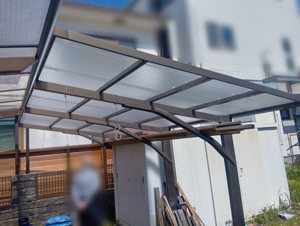 カーポートの屋根を貼り替え！ポリカ波板で明るくきれいな仕上がりに