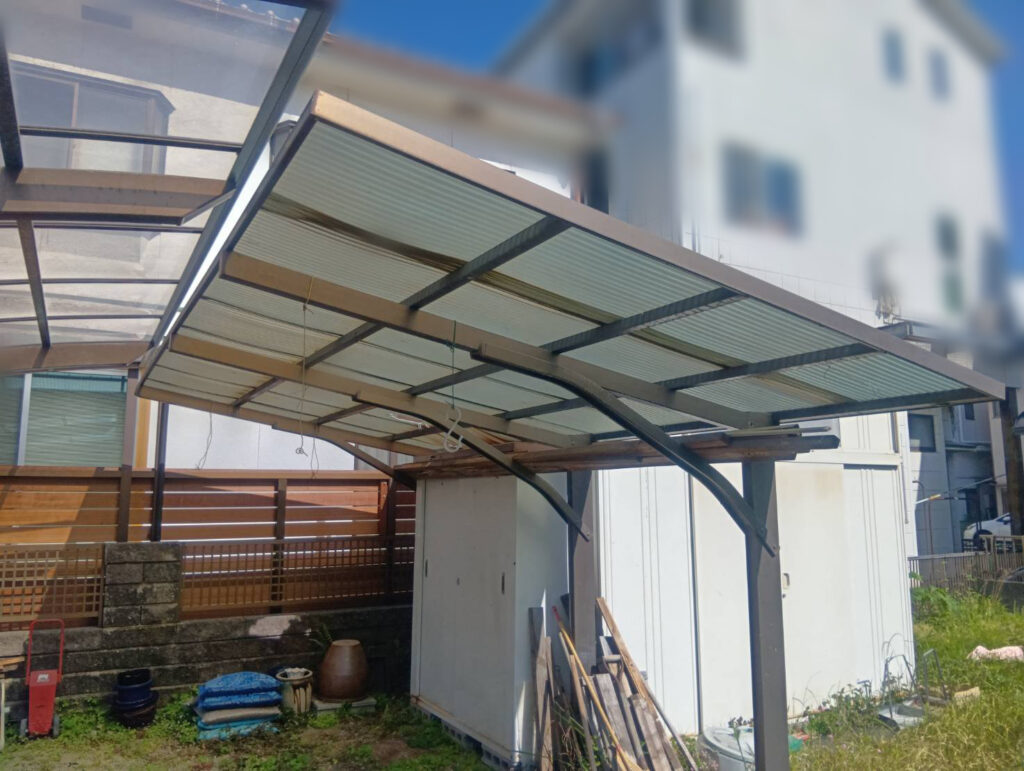 カーポートの屋根を貼り替え！ポリカ波板で明るくきれいな仕上がりに