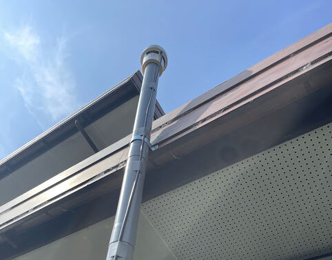 壊れた臭突を新しく交換！トイレの換気設備リフォーム