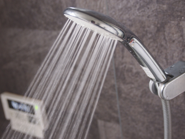 古くなった給湯器、壊れる前に交換を考えませんか？交換時期のサインと注意点
